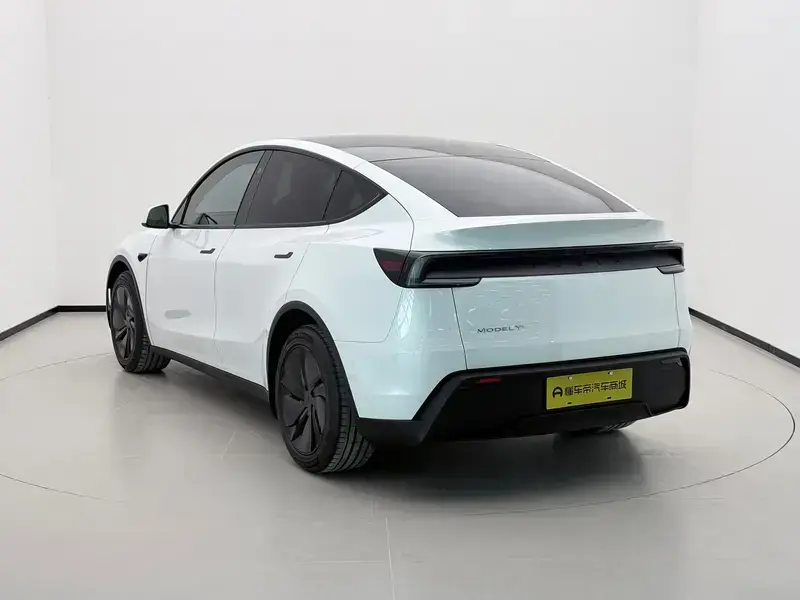 2025 Tesla Model Y с пробегом 13 800 км