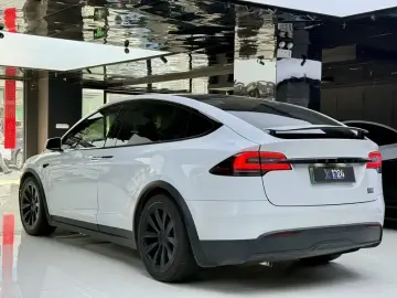 2023 Tesla Model X с пробегом 74 000 км