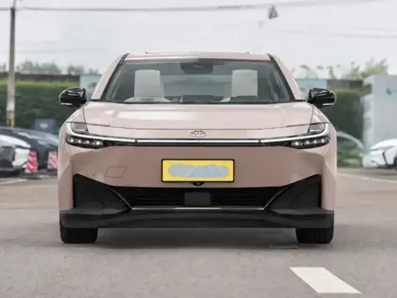 2023 Toyota bZ3 с пробегом 15 000 км