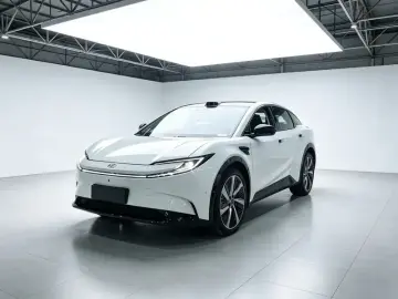 2025 Toyota bZ5 с пробегом 14 000 км
