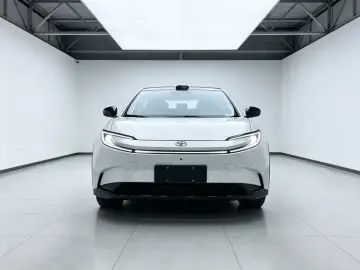 2025 Toyota bZ5 с пробегом 14 000 км