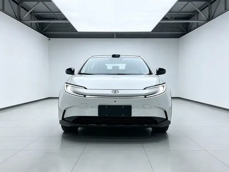2025 Toyota bZ5 с пробегом 14 000 км