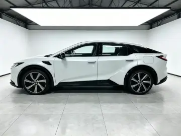 2025 Toyota bZ5 с пробегом 14 000 км