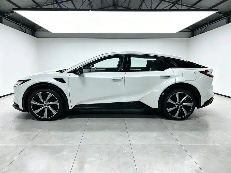 2025 Toyota bZ5 с пробегом 14 000 км