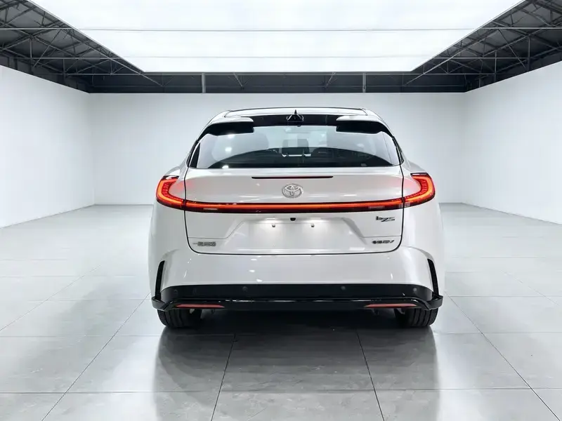 2025 Toyota bZ5 с пробегом 14 000 км