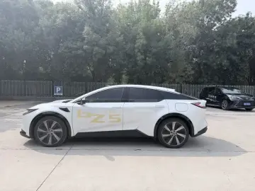 2025 Toyota bZ5 с пробегом 22 000 км