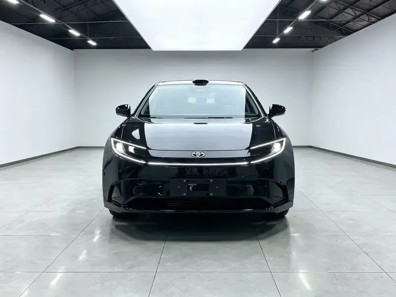 2025 Toyota bZ5 с пробегом 10 000 км