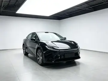 2025 Toyota bZ5 с пробегом 10 000 км
