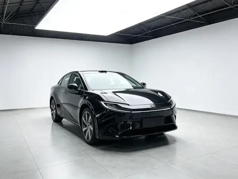 2025 Toyota bZ5 с пробегом 10 000 км
