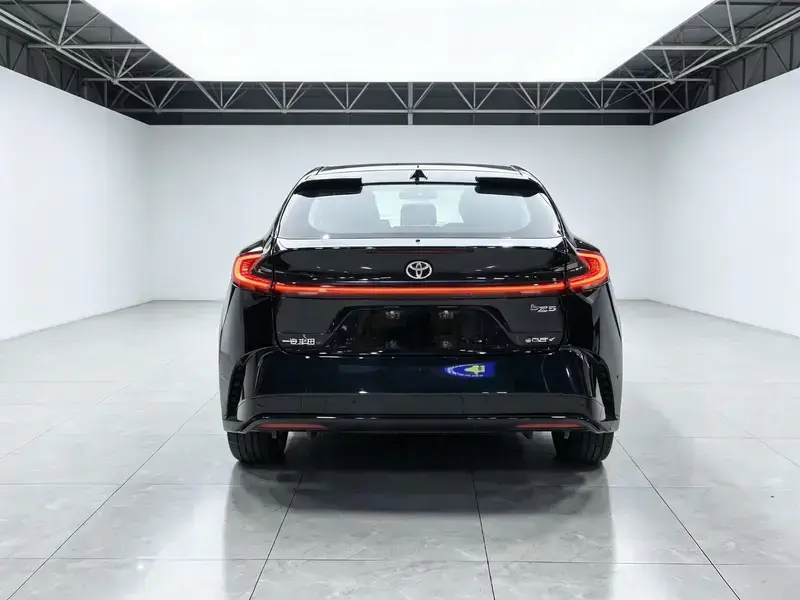2025 Toyota bZ5 с пробегом 10 000 км