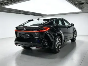 2025 Toyota bZ5 с пробегом 10 000 км