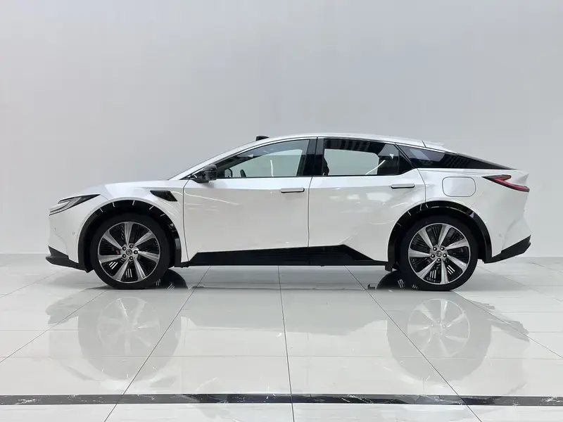 2025 Toyota bZ5 с пробегом 2 400 км