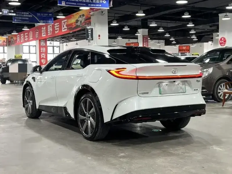 2025 Toyota bZ5 с пробегом 35 000 км