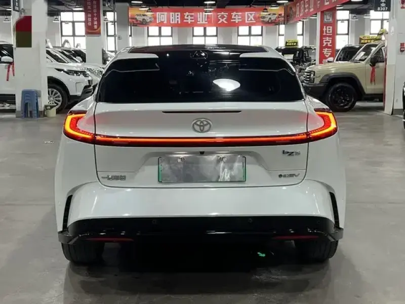 2025 Toyota bZ5 с пробегом 35 000 км
