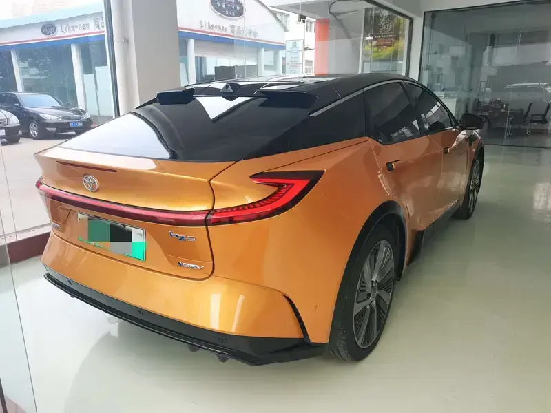 2025 Toyota bZ5 с пробегом 13 000 км