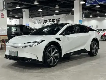 2025 Toyota bZ5 с пробегом 10 000 км