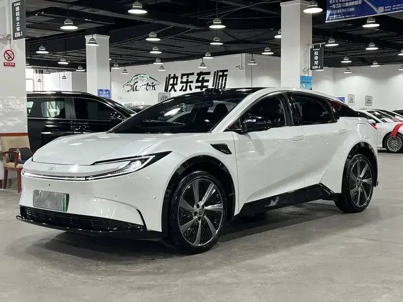 2025 Toyota bZ5 с пробегом 10 000 км