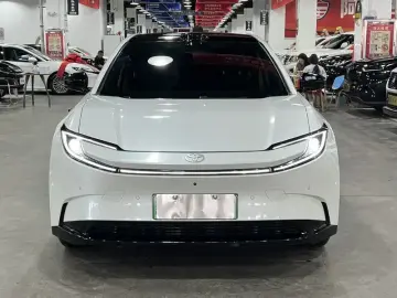 2025 Toyota bZ5 с пробегом 10 000 км