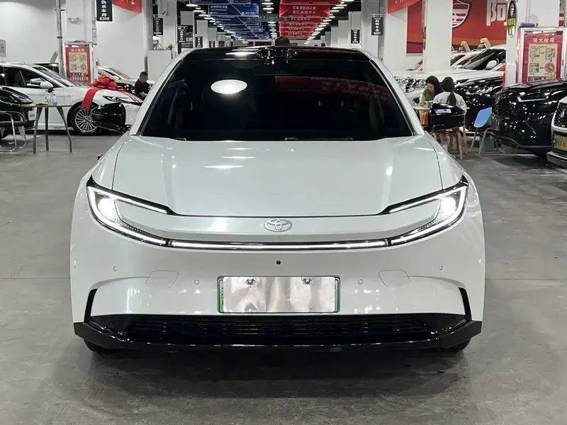 2025 Toyota bZ5 с пробегом 10 000 км