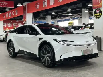 2025 Toyota bZ5 с пробегом 10 000 км