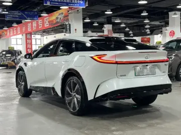 2025 Toyota bZ5 с пробегом 10 000 км