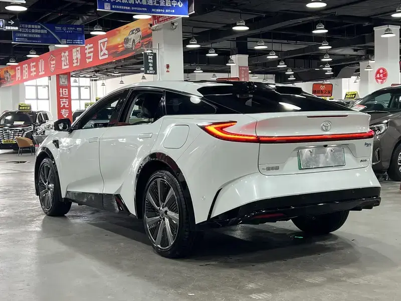 2025 Toyota bZ5 с пробегом 10 000 км