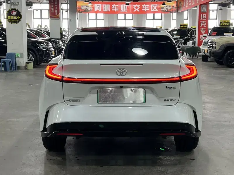 2025 Toyota bZ5 с пробегом 10 000 км