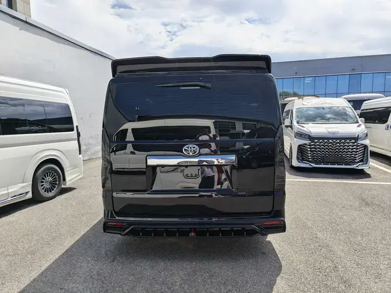 2023 Toyota Granvia с пробегом 500 км
