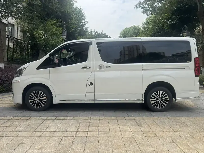 2023 Toyota Granvia с пробегом 98 000 км