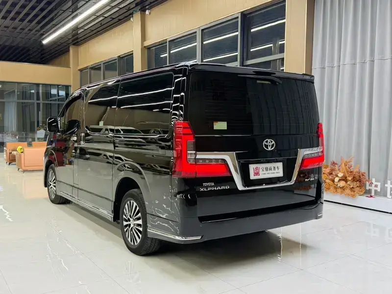 2022 Toyota Granvia с пробегом 54 000 км