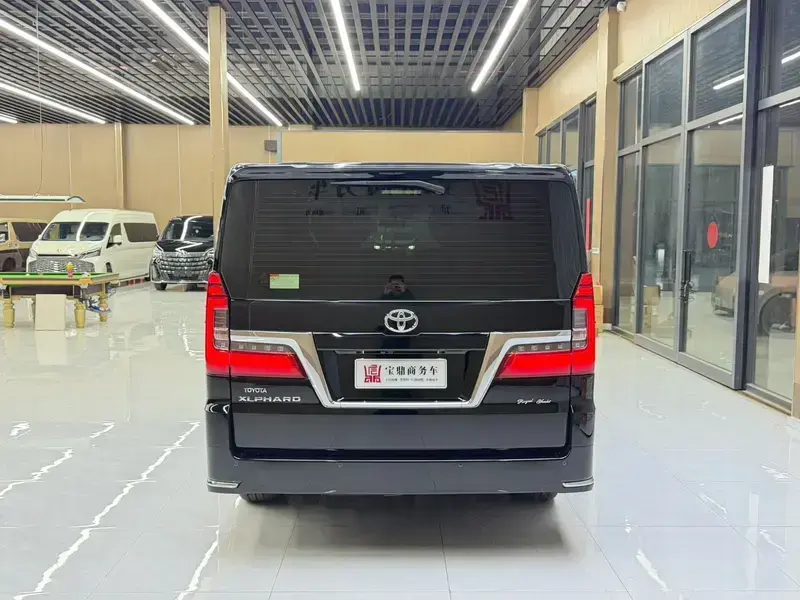 2022 Toyota Granvia с пробегом 54 000 км