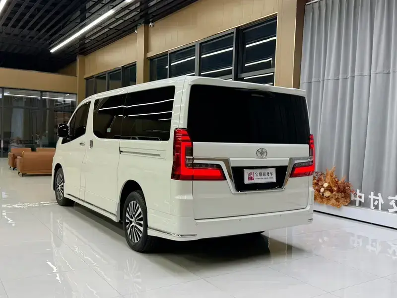 2024 Toyota Granvia с пробегом 17 000 км
