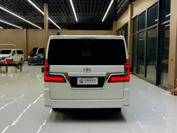 2024 Toyota Granvia с пробегом 17 000 км