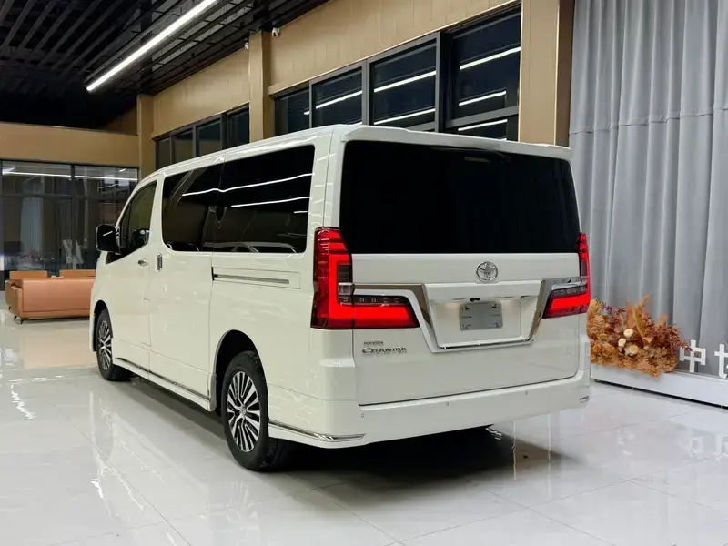 2023 Toyota Granvia с пробегом 38 000 км