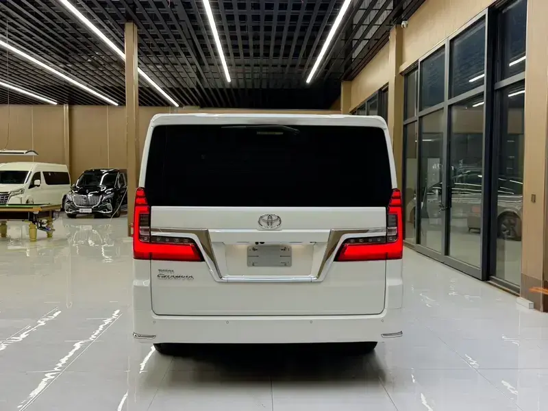 2023 Toyota Granvia с пробегом 38 000 км
