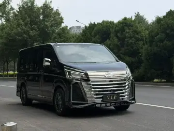 2023 Toyota Granvia с пробегом 8 000 км