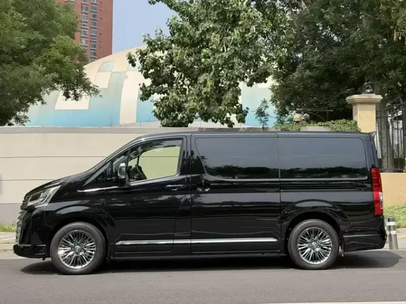 2023 Toyota Granvia с пробегом 8 000 км