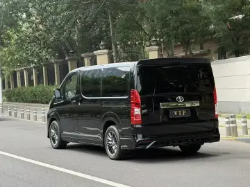 2023 Toyota Granvia с пробегом 8 000 км