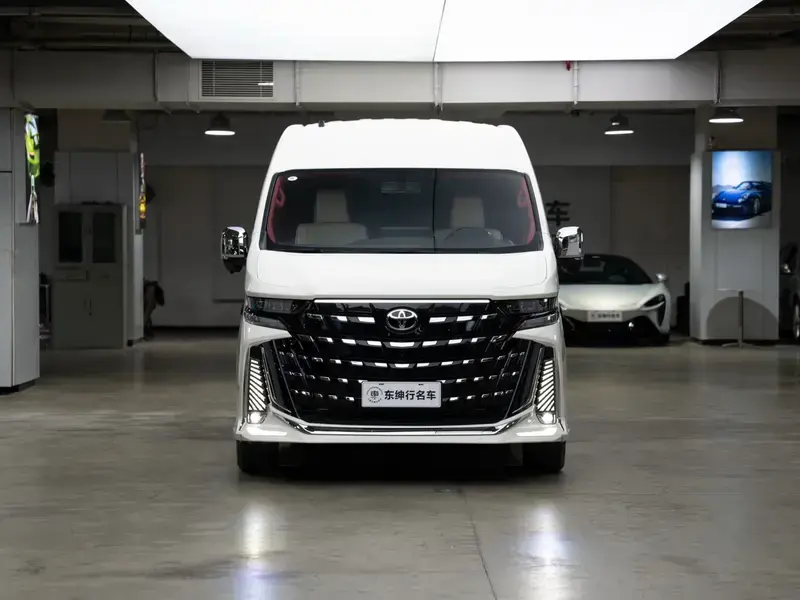 2025 Toyota HiAce с пробегом 100 км