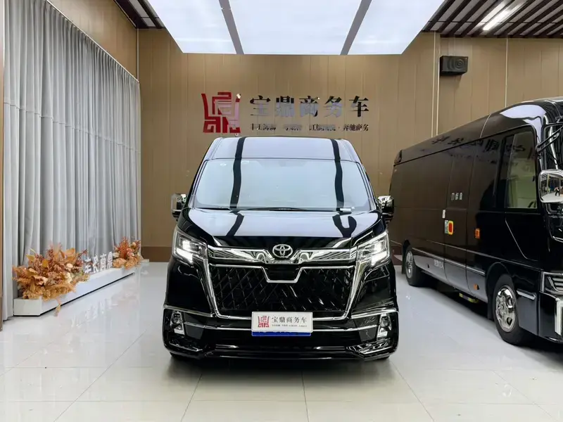 2025 Toyota HiAce с пробегом 700 км