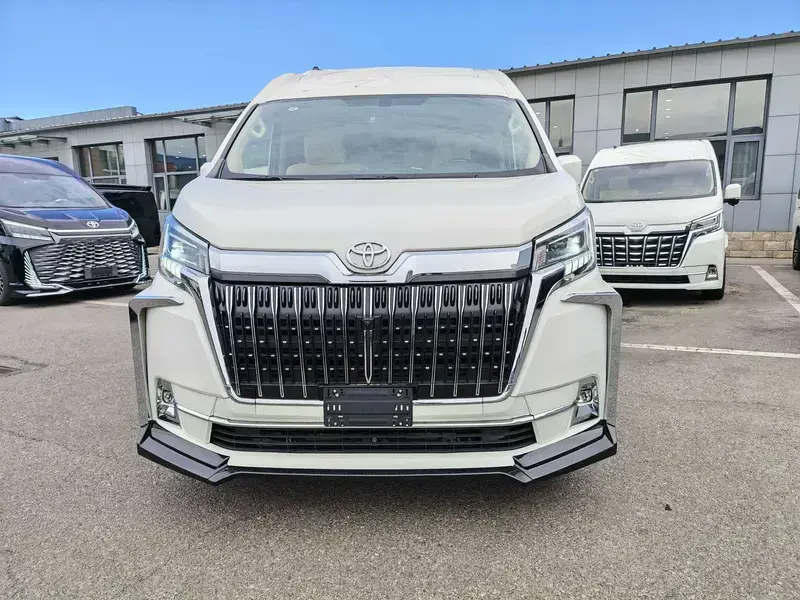 2025 Toyota HiAce с пробегом 500 км