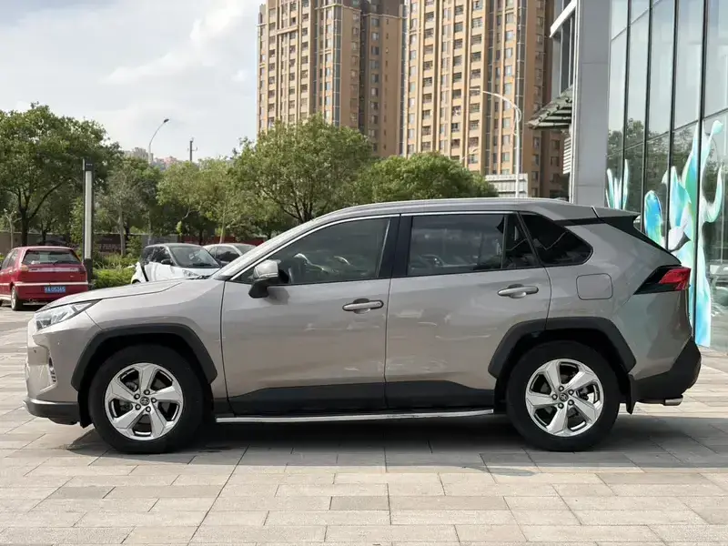 2020 Toyota RAV4 с пробегом 110 000 км