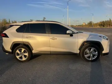 2022 Toyota RAV4 с пробегом 61 000 км