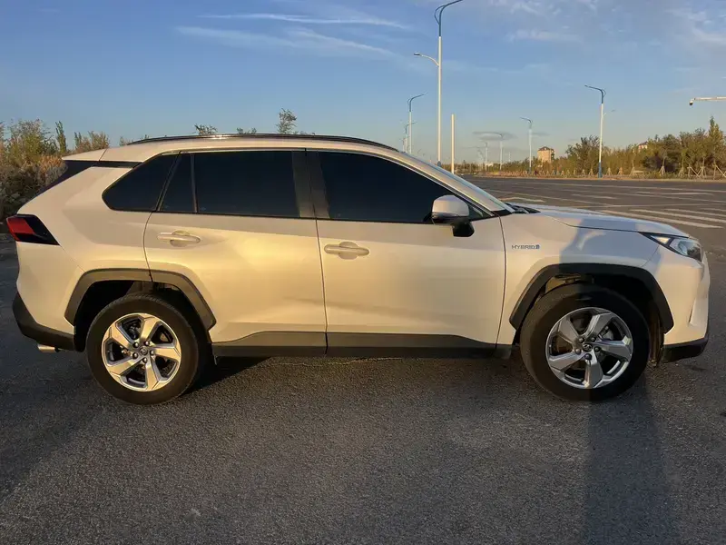 2022 Toyota RAV4 с пробегом 61 000 км
