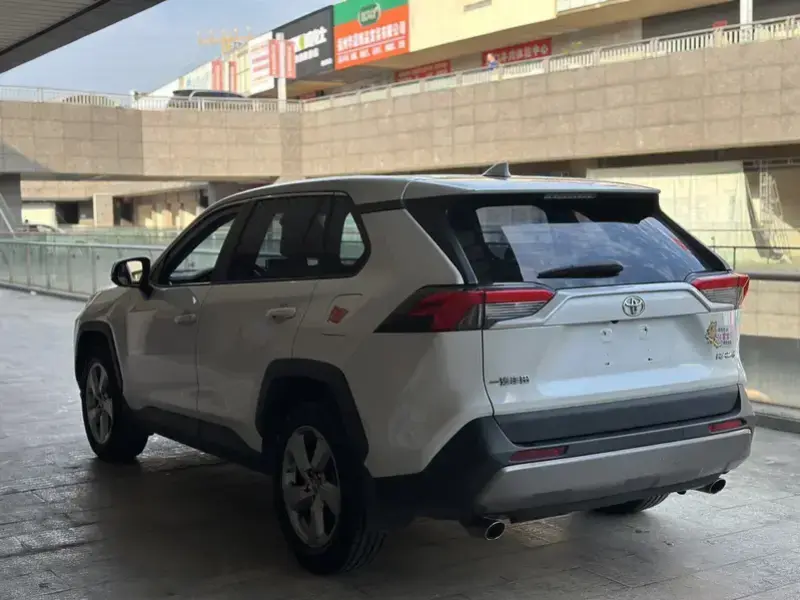 2021 Toyota RAV4 с пробегом 60 000 км