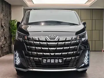 2025 Toyota HiAce с пробегом 2 000 км