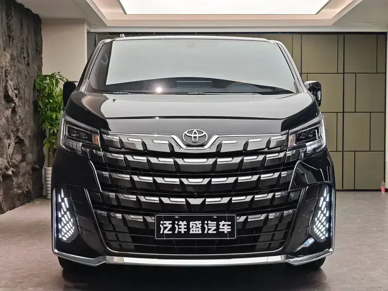 2025 Toyota HiAce с пробегом 2 000 км