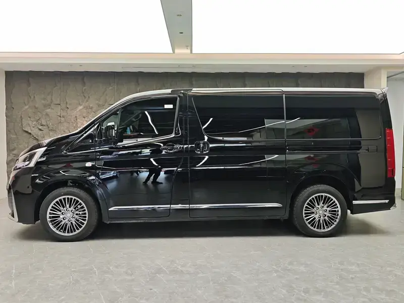 2025 Toyota HiAce с пробегом 2 000 км