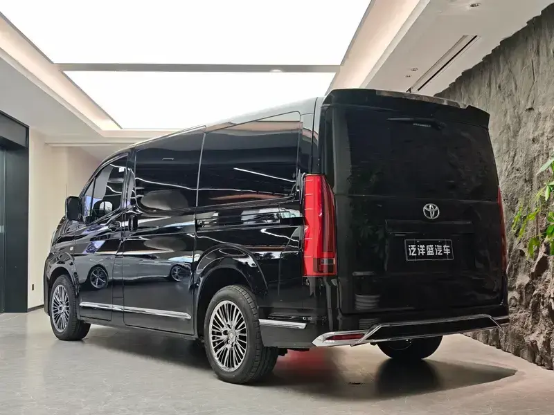 2025 Toyota HiAce с пробегом 2 000 км