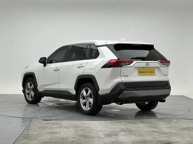 2020 Toyota RAV4 с пробегом 82 400 км